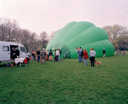 822483 Afbeelding van het opblazen van een heteluchtballon waarmee o.a. burgemeester mr. I.W. Opstelten een ballonvaart ...